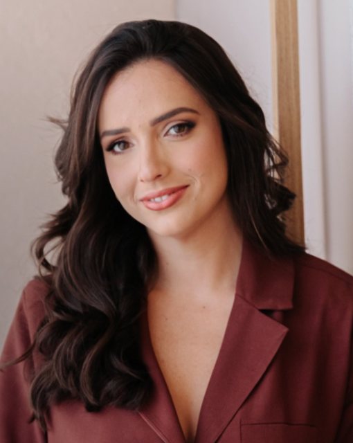 Dra. Eduarda Candéas usando um blazer vinho